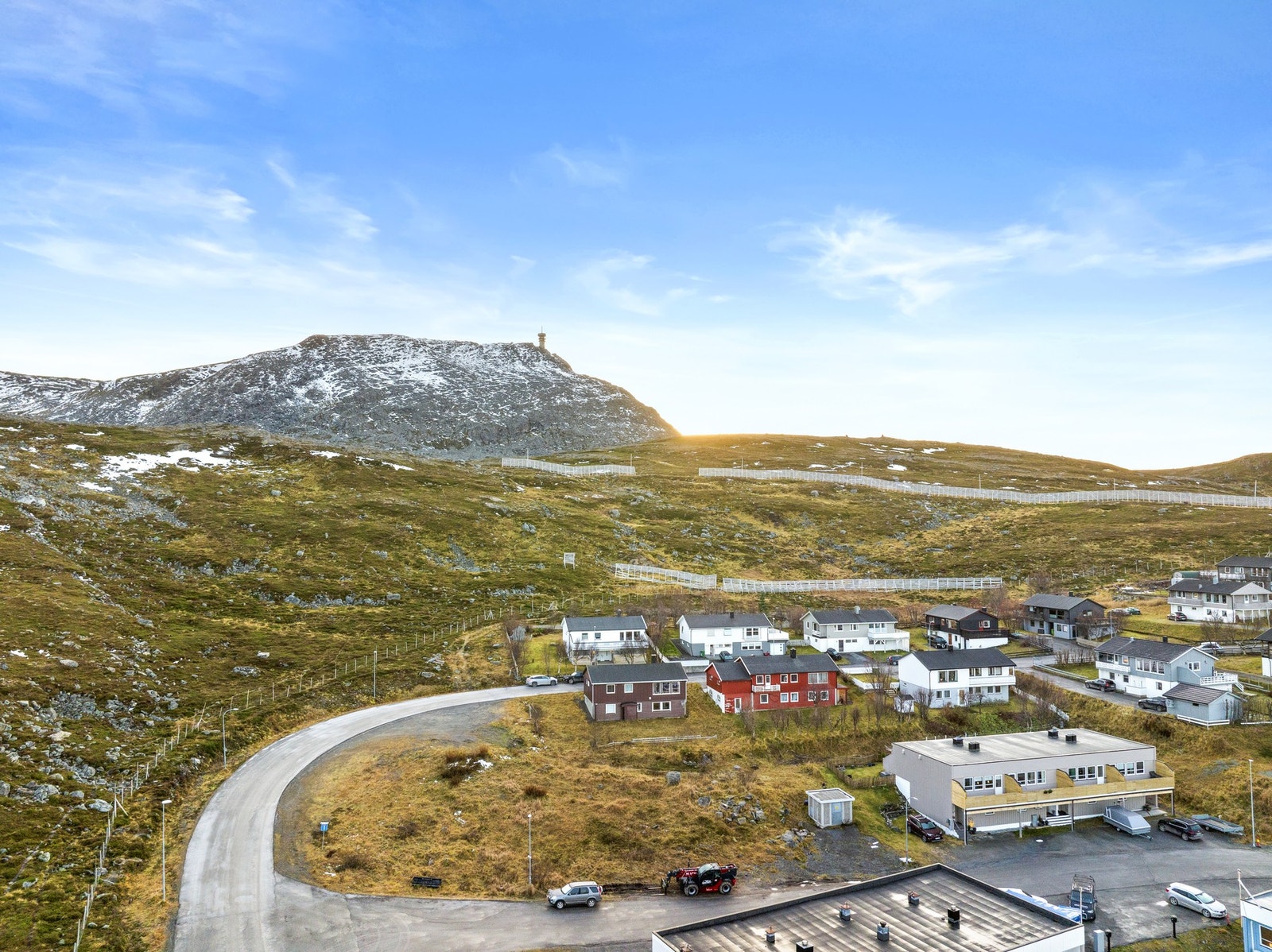 Kort vei til dagligvarebutikk, med Spar kun fire minutters gange unna. Bussholdeplass ligger tre minutter fra boligen. Galleribilde