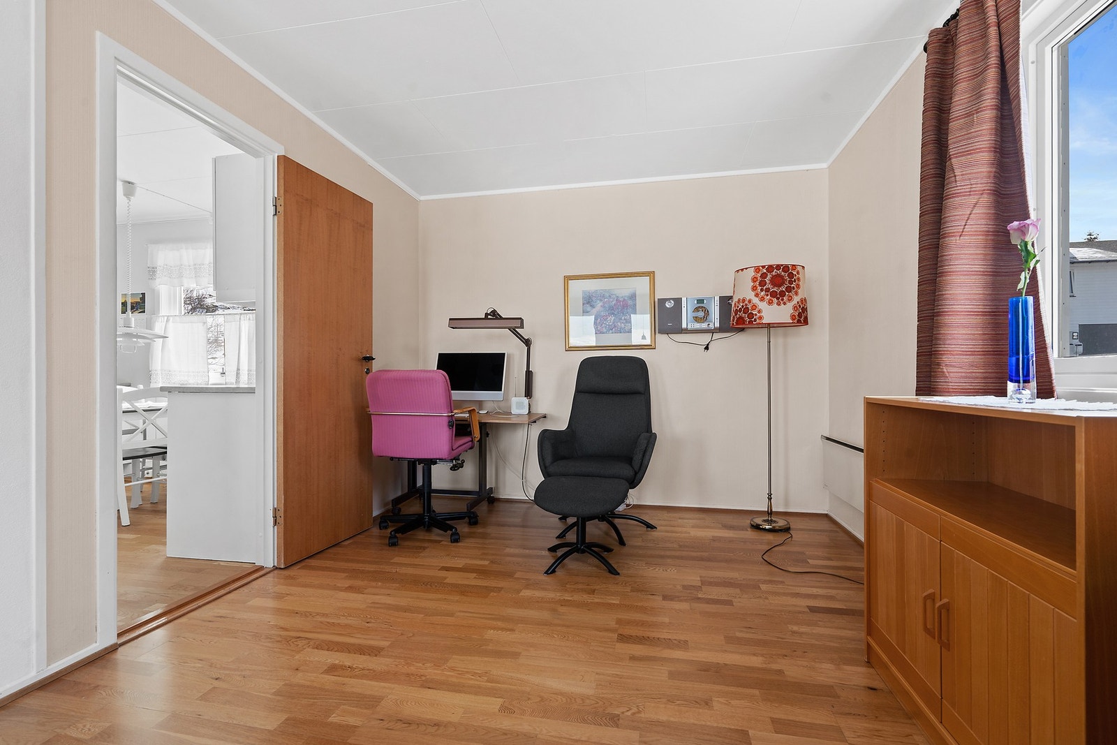 Stuen har en fleksibel planløsning med rom for en egen kontorkrok. Galleribilde