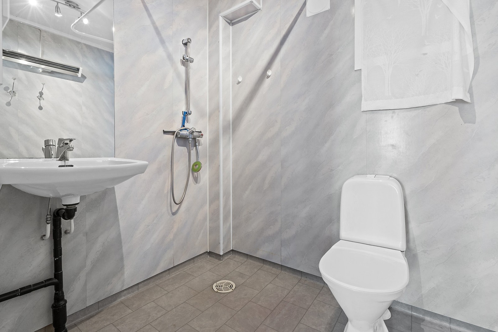 Badet i underetasjen er utstyrt med toalett, servant og dusj. Galleribilde