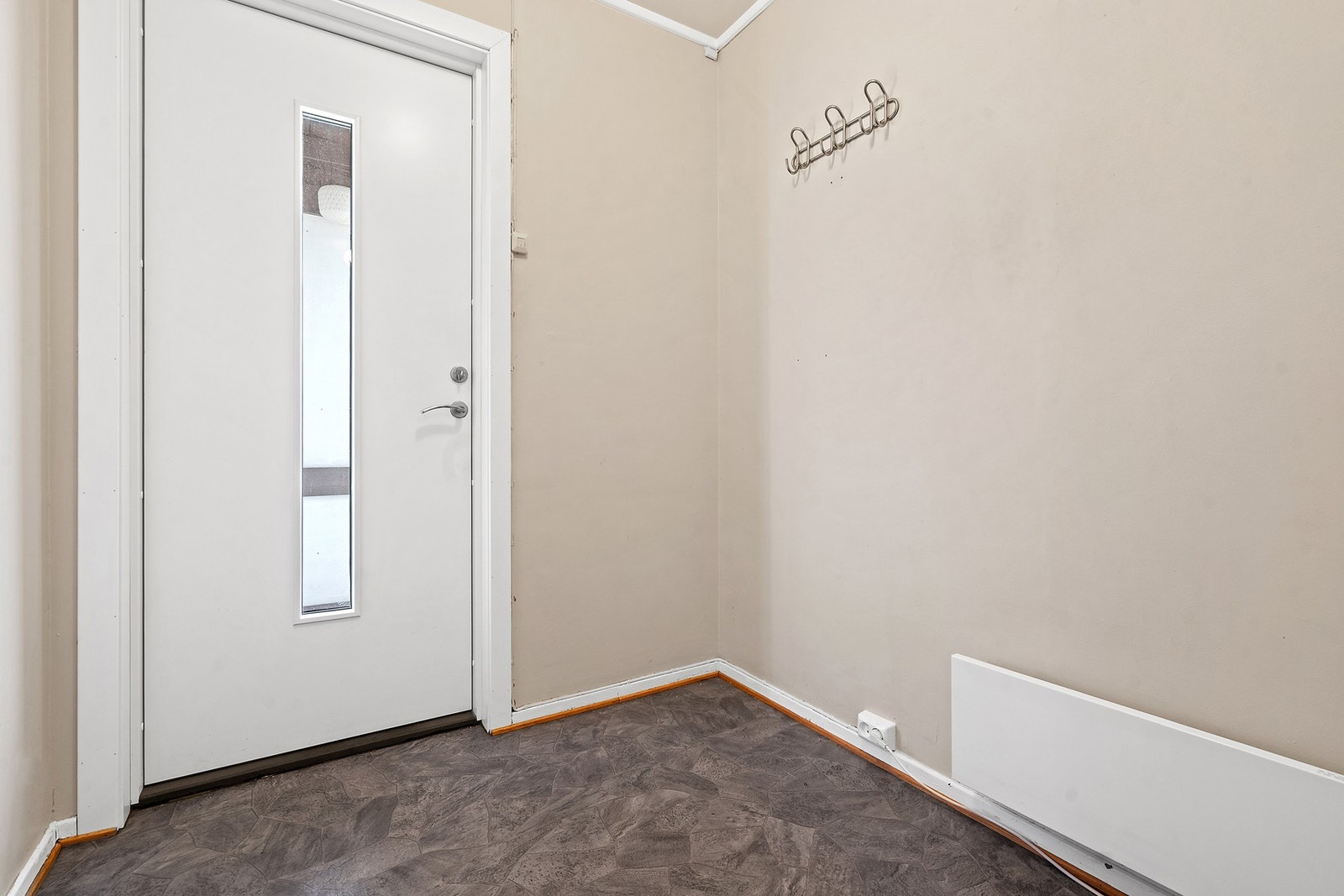 Leiligheten i underetasjen har egen inngang. Ytterdøren er fra 2018. Galleribilde
