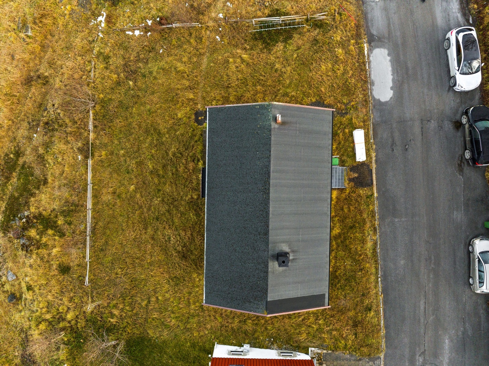 Taket er tekket med takpapp. Tekking og ny pipehatt ble utført i 2002. Galleribilde