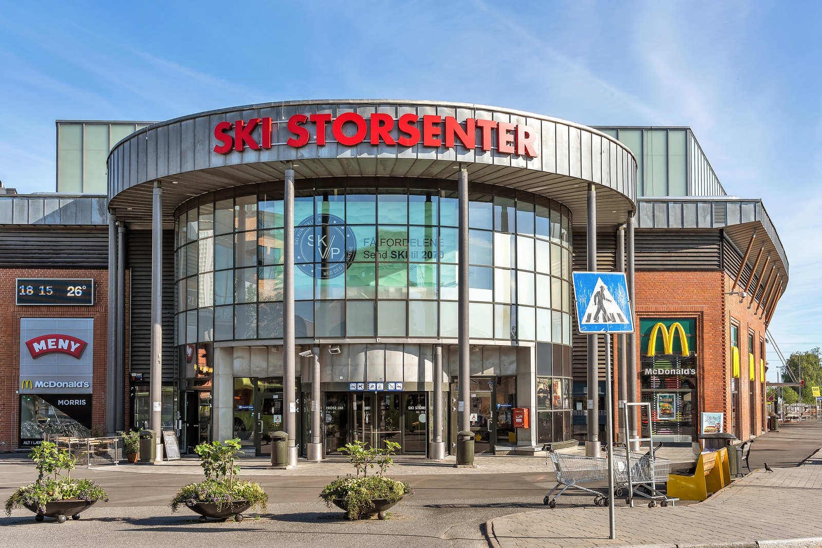 Ski Storsenter har over 140 butikker og spisesteder - et sted som dekker mesteparten av det en skulle måtte trenge. Galleribilde