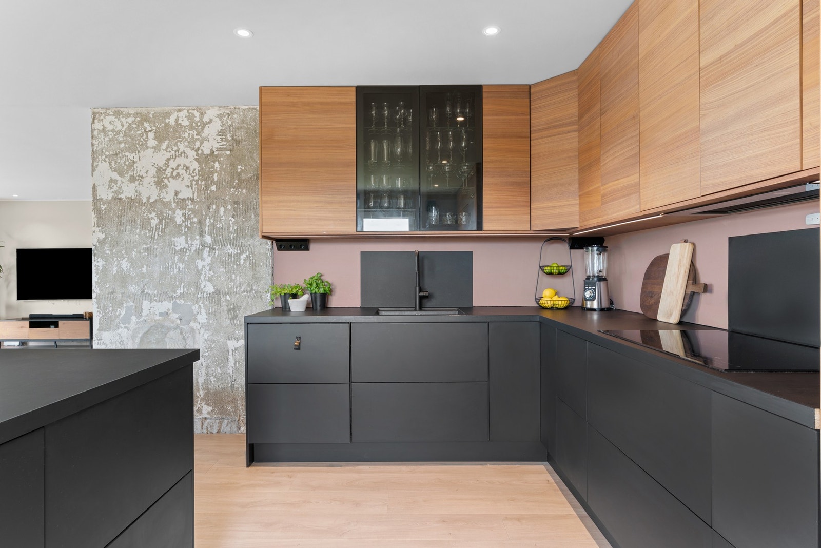 Med "Smart Kitchen Experience" kan du enkelt koble deg til via app og få full kontroll - enten du vil forvarme ovnen på vei hjem eller få varsler når maten er klar. Galleribilde