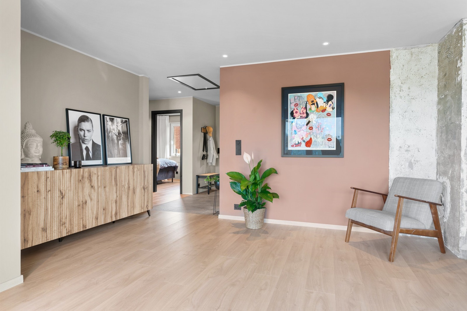 Fra entreen er det tilgang til stort loft med meget gode oppbevaringsmuligheter. Galleribilde
