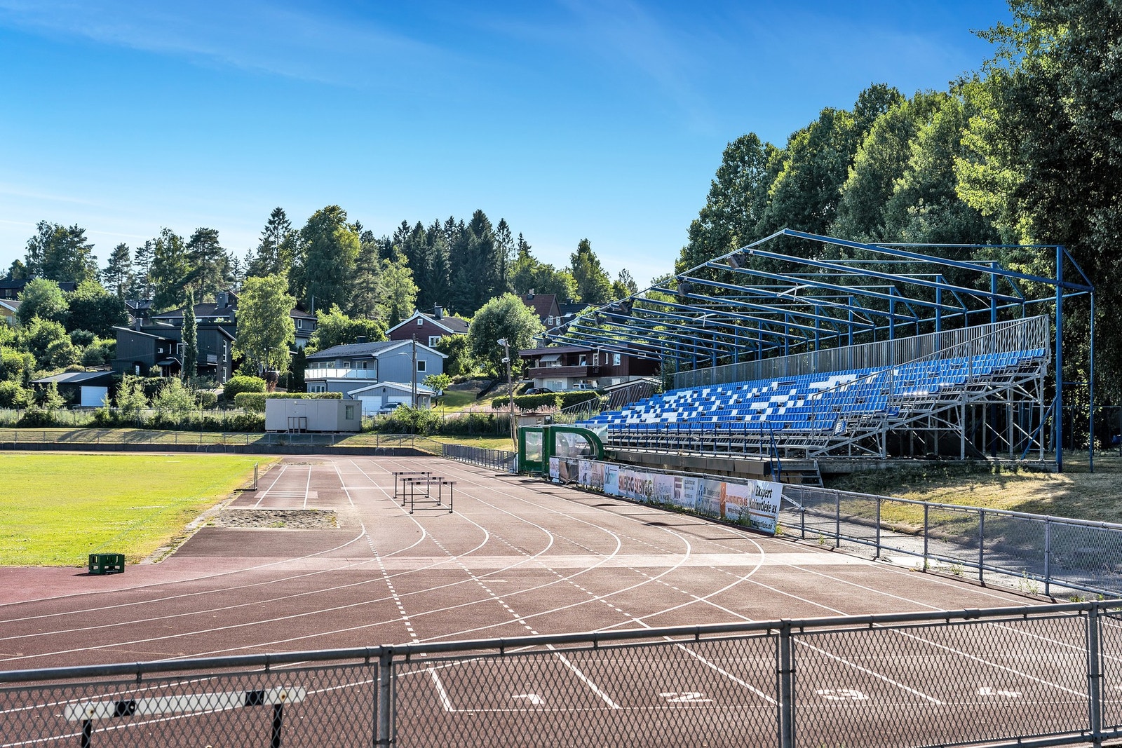 Ski Idrettspark består av kunstgressbaner, gressbaner, tennishall, utendørs tennisbaner, friidrettsbane, håndballhaller, ishall og klubbhus. Galleribilde