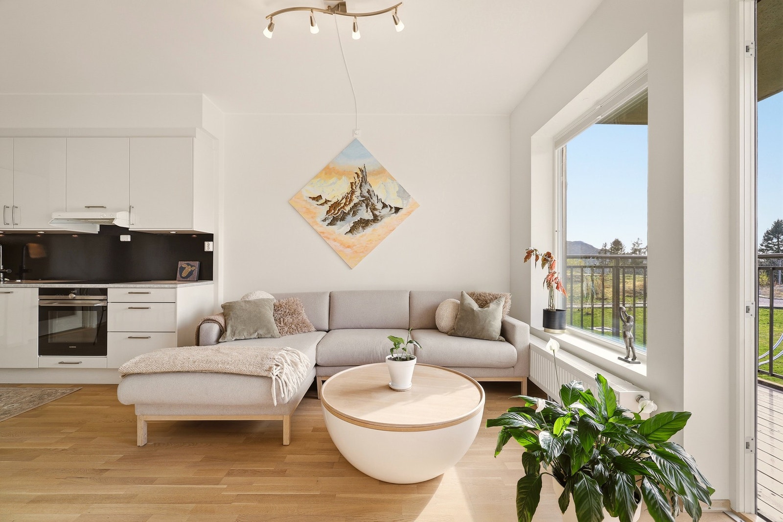 En stue som inviterer til både avslapning og sosialt samvær - perfekt for rolige kvelder og hyggelige besøk. Galleribilde