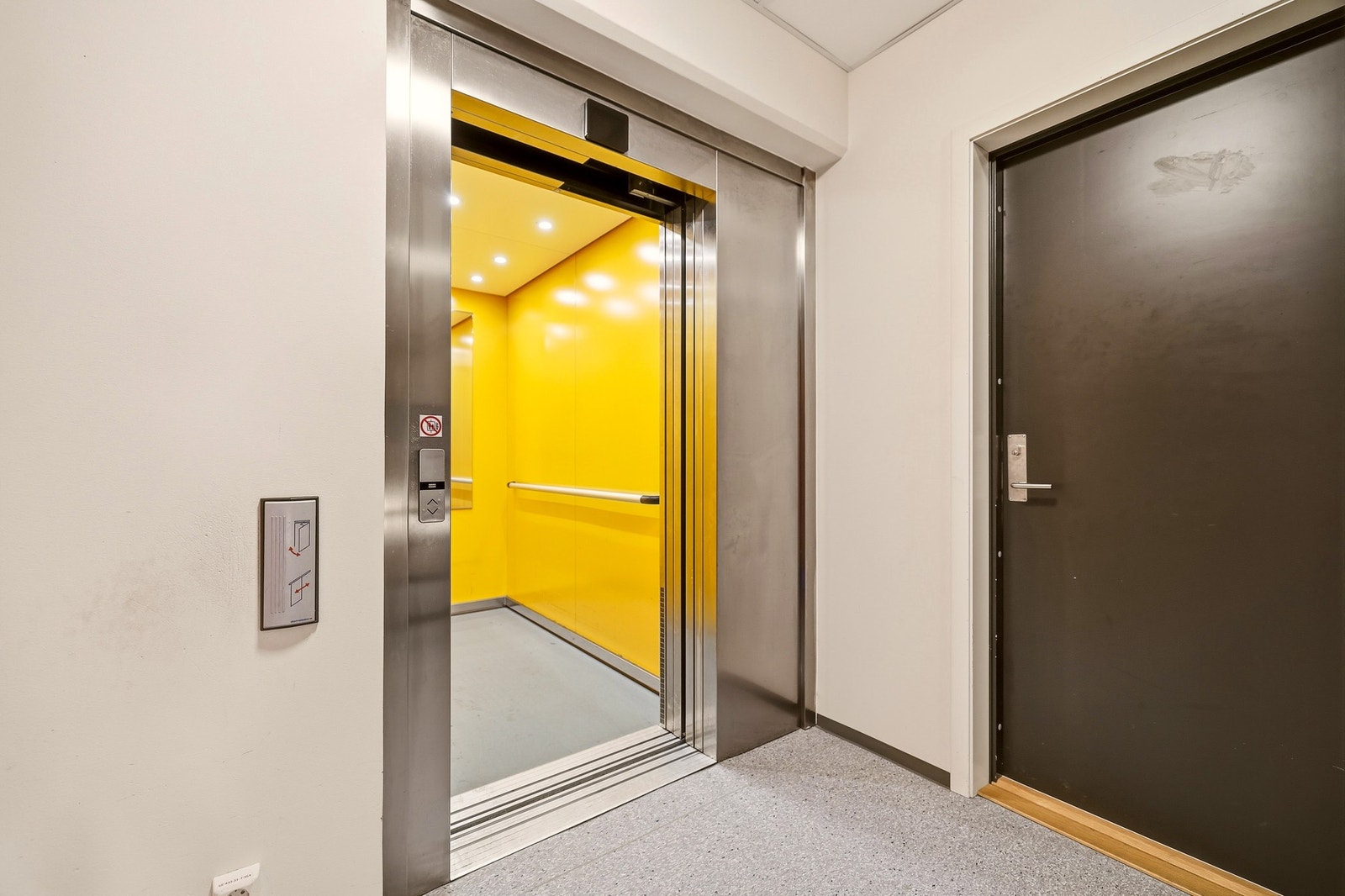 Heisadkomst fra gateplan. Galleribilde