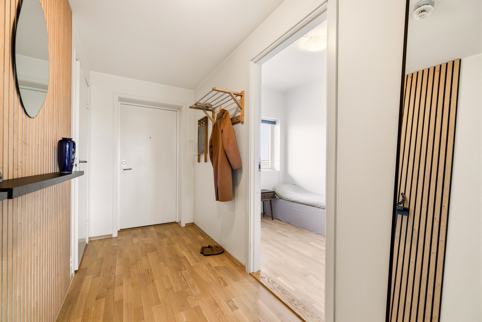 Entré med tilkomst til soverom og bod til venstre. Galleribilde