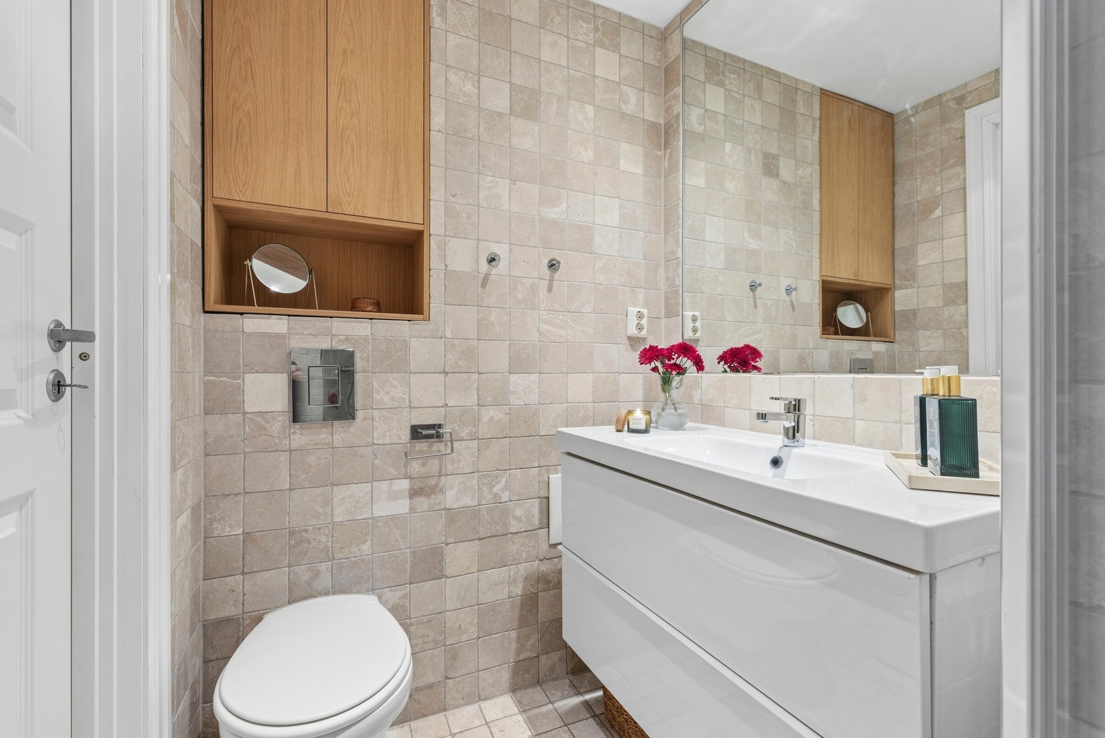 Badet har servant på
vegghengt servantskap fra 2023. Plassbygd skap over toalett fra 2025. Galleribilde