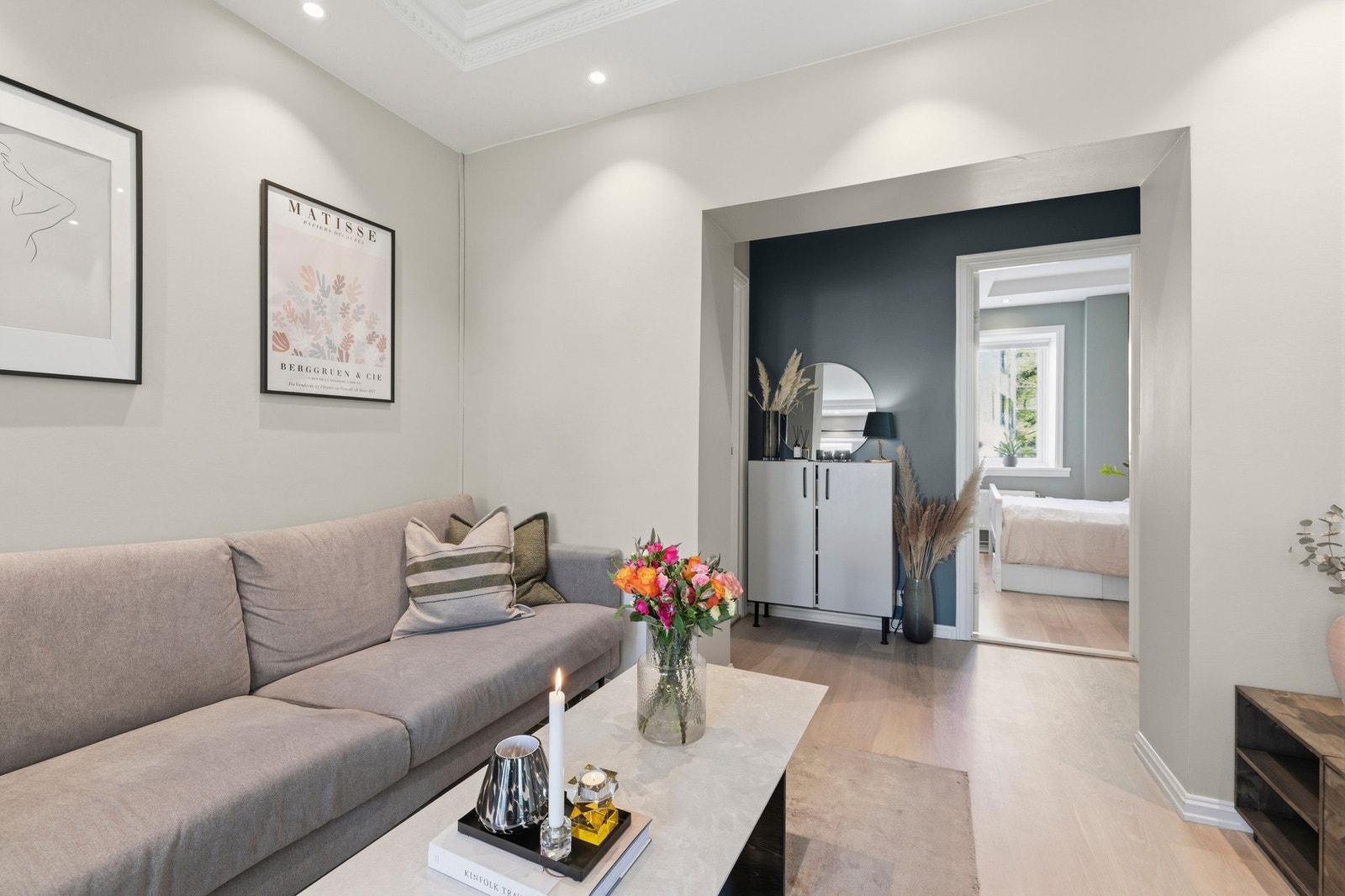 Det er god plass til sofa med tilhørende møblement. Galleribilde