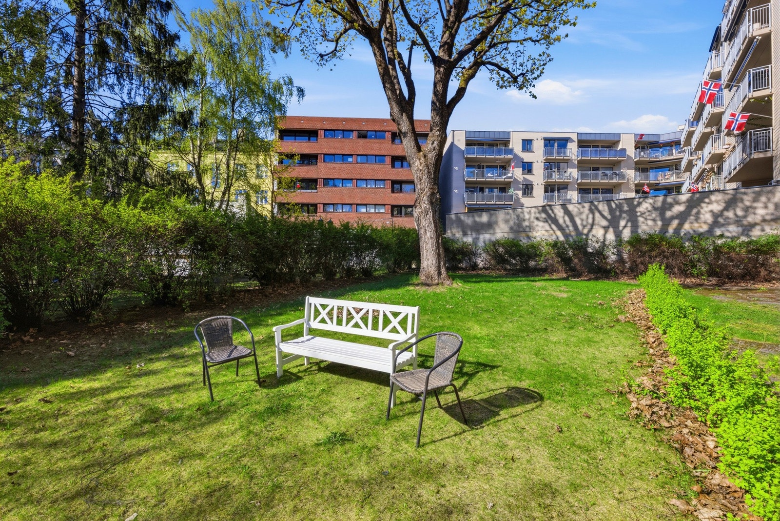 Området er pent opparbeidet med gressbelagte området og sittebenker for beboerne. Galleribilde