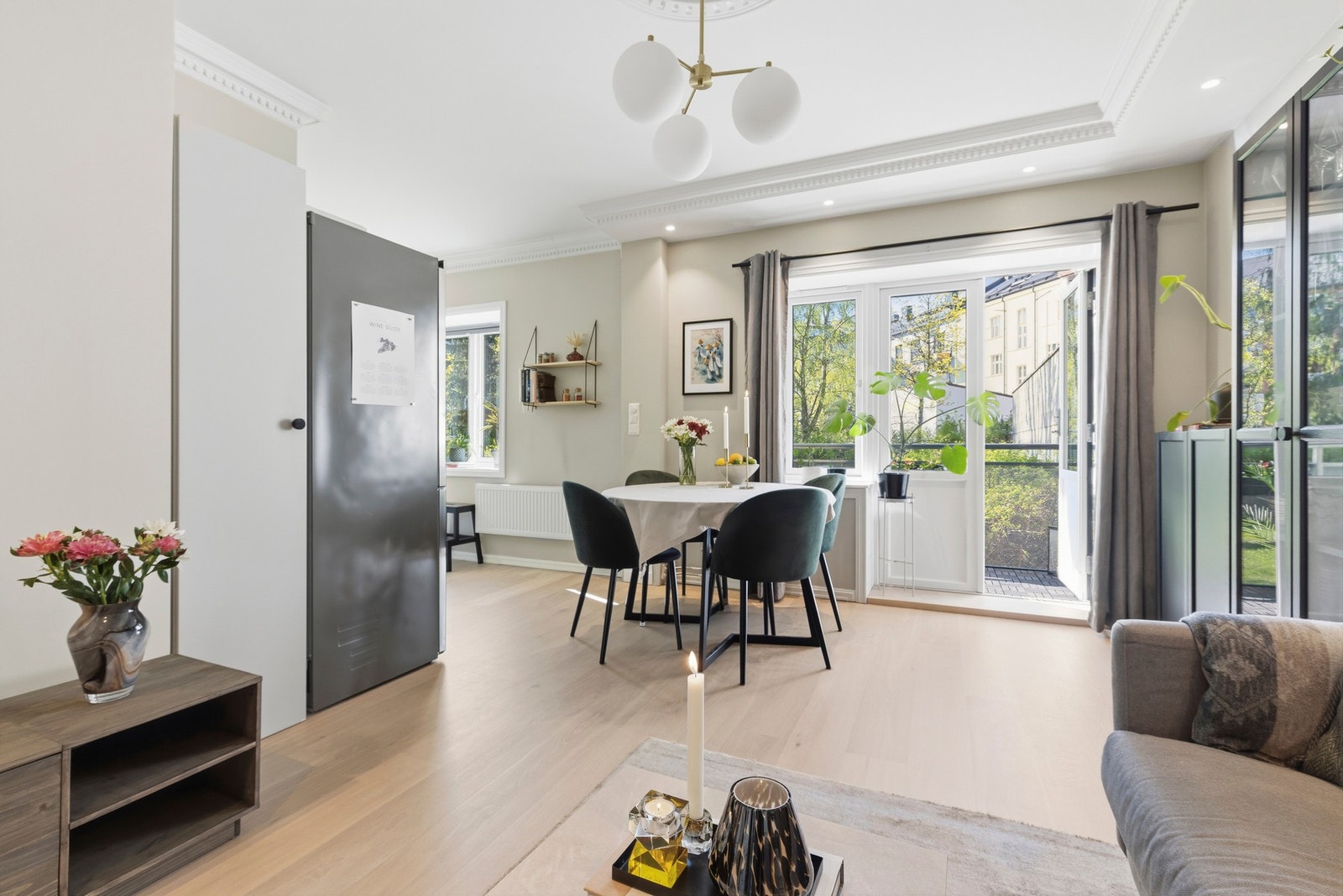 Rålekker og lys stue med store vinduer som slipper inn rikelig med naturlig. Galleribilde