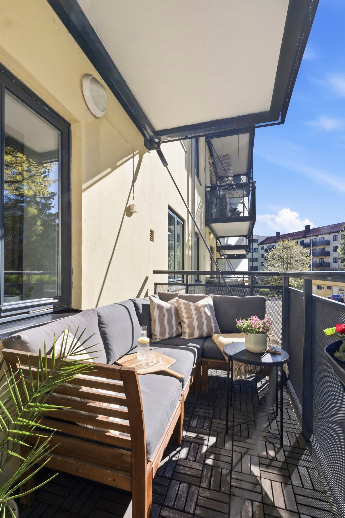 Her er det god plass til utemøbler og beplantning. Galleribilde