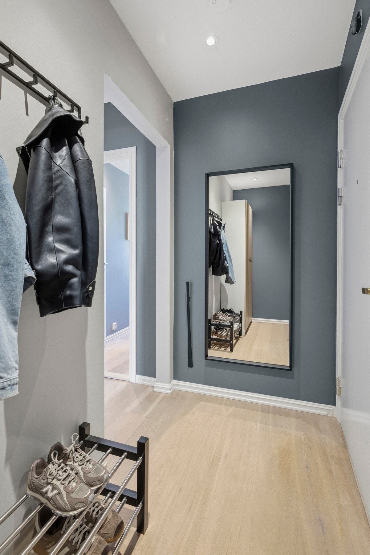Herlig entré med god plass til klær og sko. Galleribilde