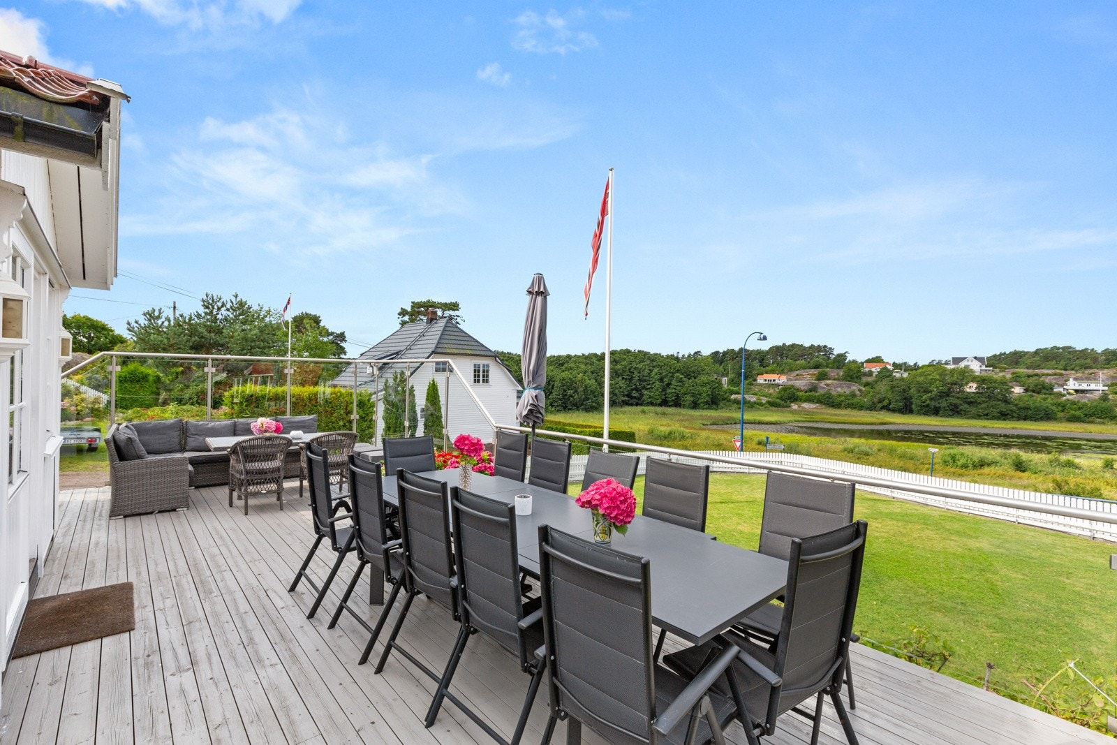 Fra stuen er det utgang til stor terrasse, hvor man kan hele familien på middag Galleribilde