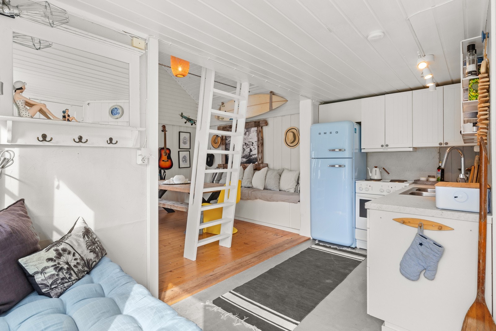 Dette er en fantastisk boenhet, med god takhøyde, kjøkken, bad, soverom og koselig hems Galleribilde
