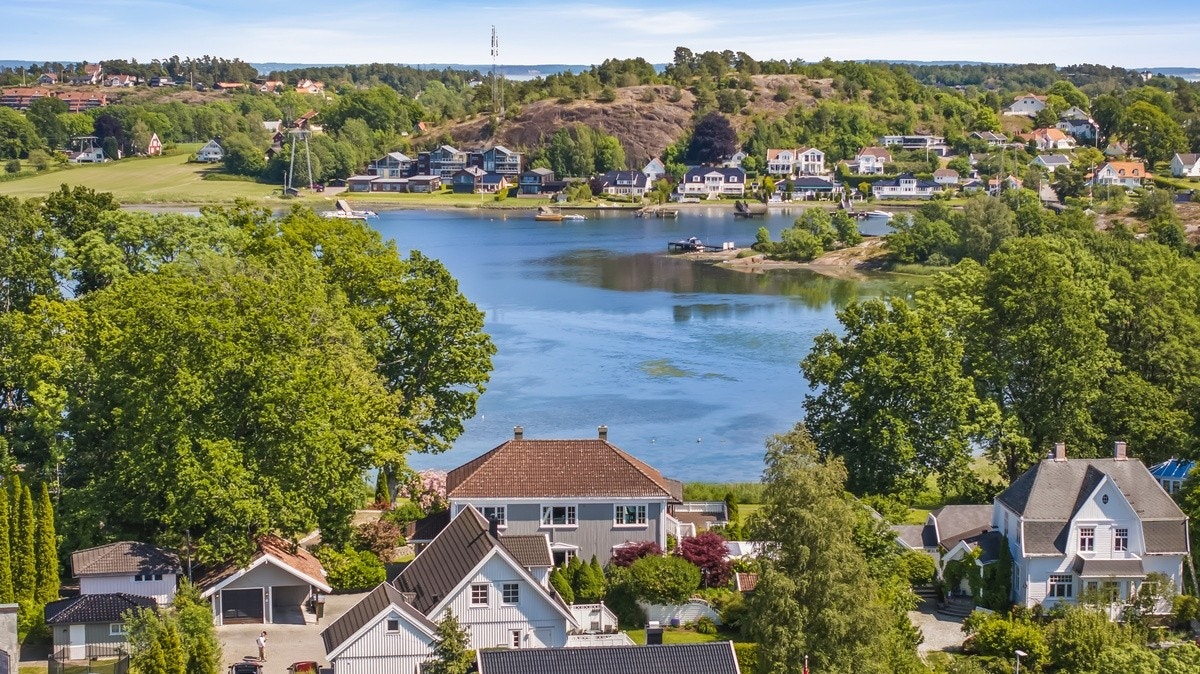 Huset ligger ved sjøen Galleribilde