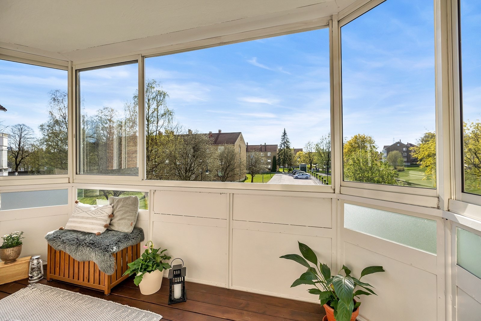 Innglasset balkong med terrassebord gir mulighet for året rundt bruk. Galleribilde