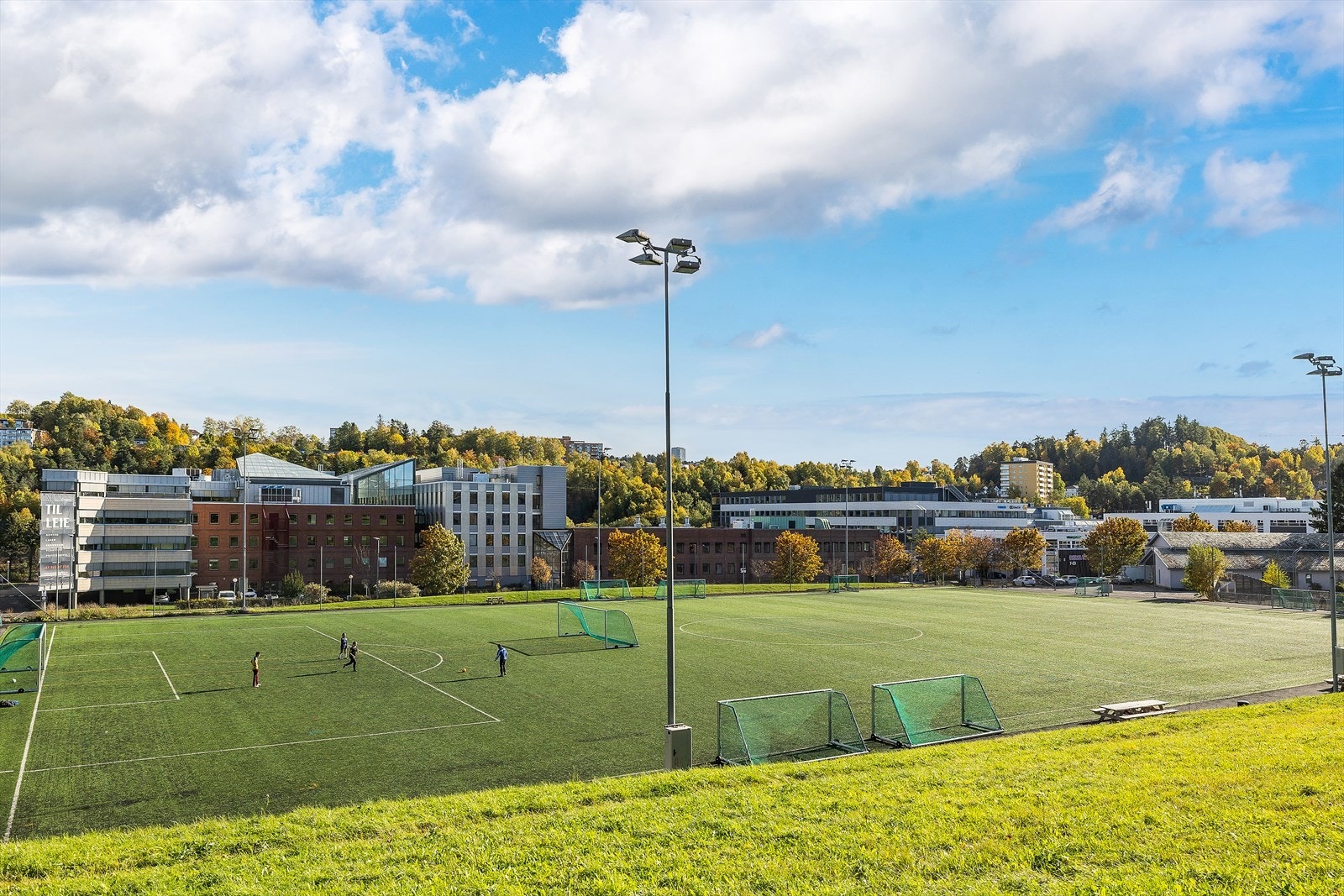 Stor fotballbane med kunstgress gir muligheter for trening og kamper. Galleribilde