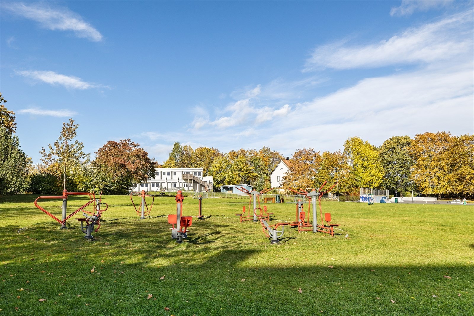 Utendørs treningsapparater i parken gir mulighet for mosjon i det fri. Galleribilde