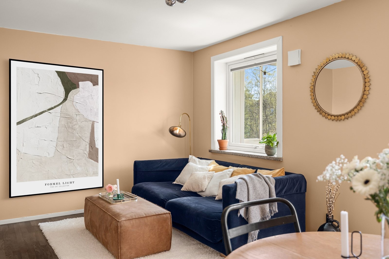 Sofaområdet er plassert ved store vinduer for utsyn. Galleribilde