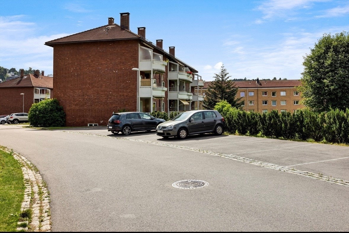 Gratis parkering på borettslagets tomt hvis ledig eller mulig å leie fast p-plass Galleribilde