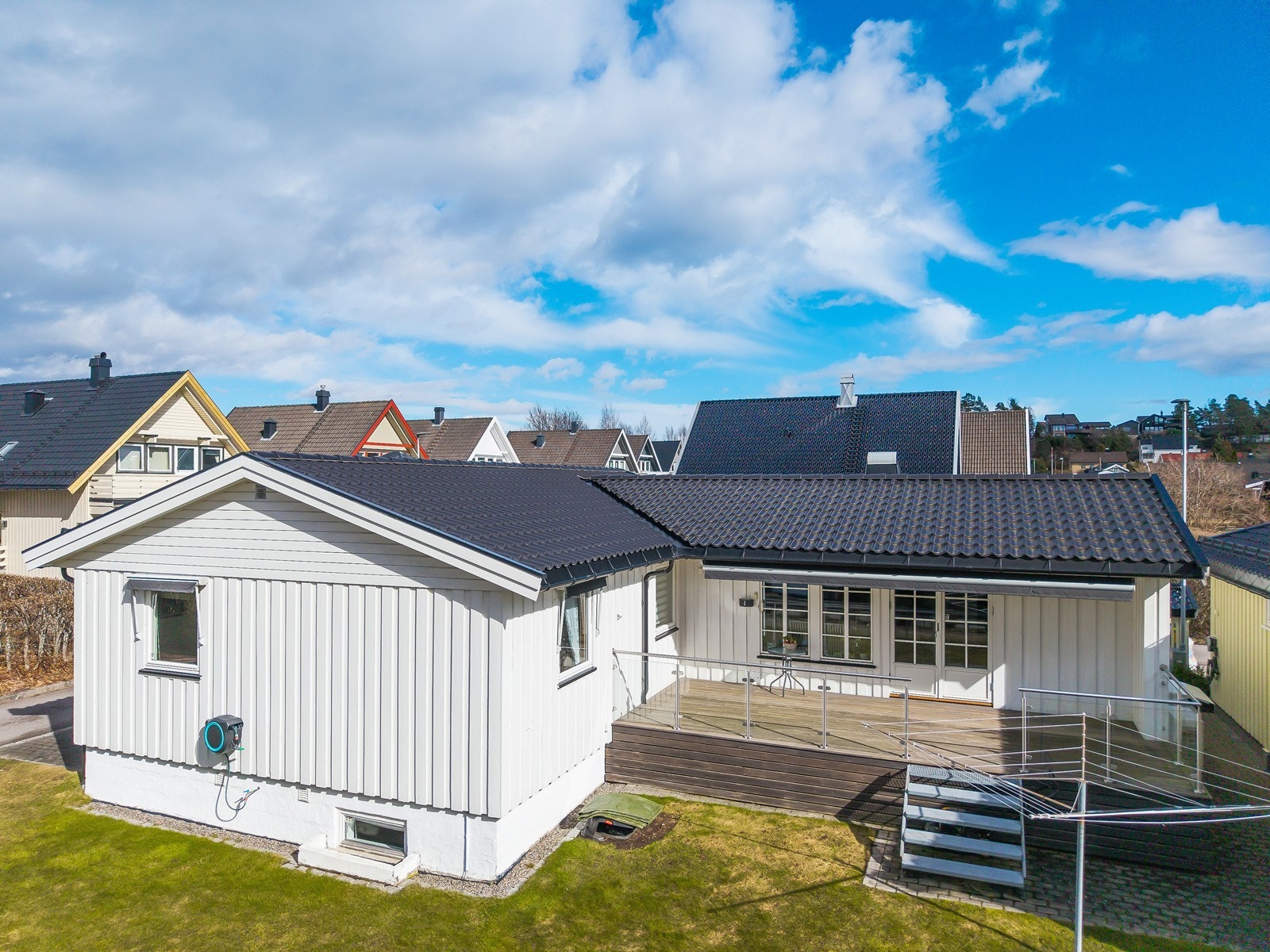 Solrik og skjermet terrasse. Galleribilde