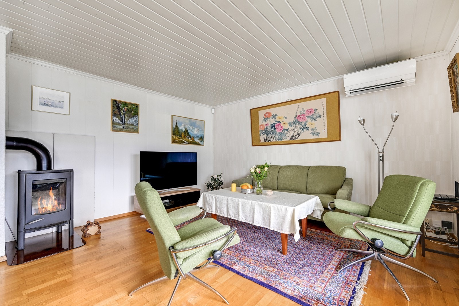 Hyggelig stue med peis ovn og utgang til terrasse. Galleribilde