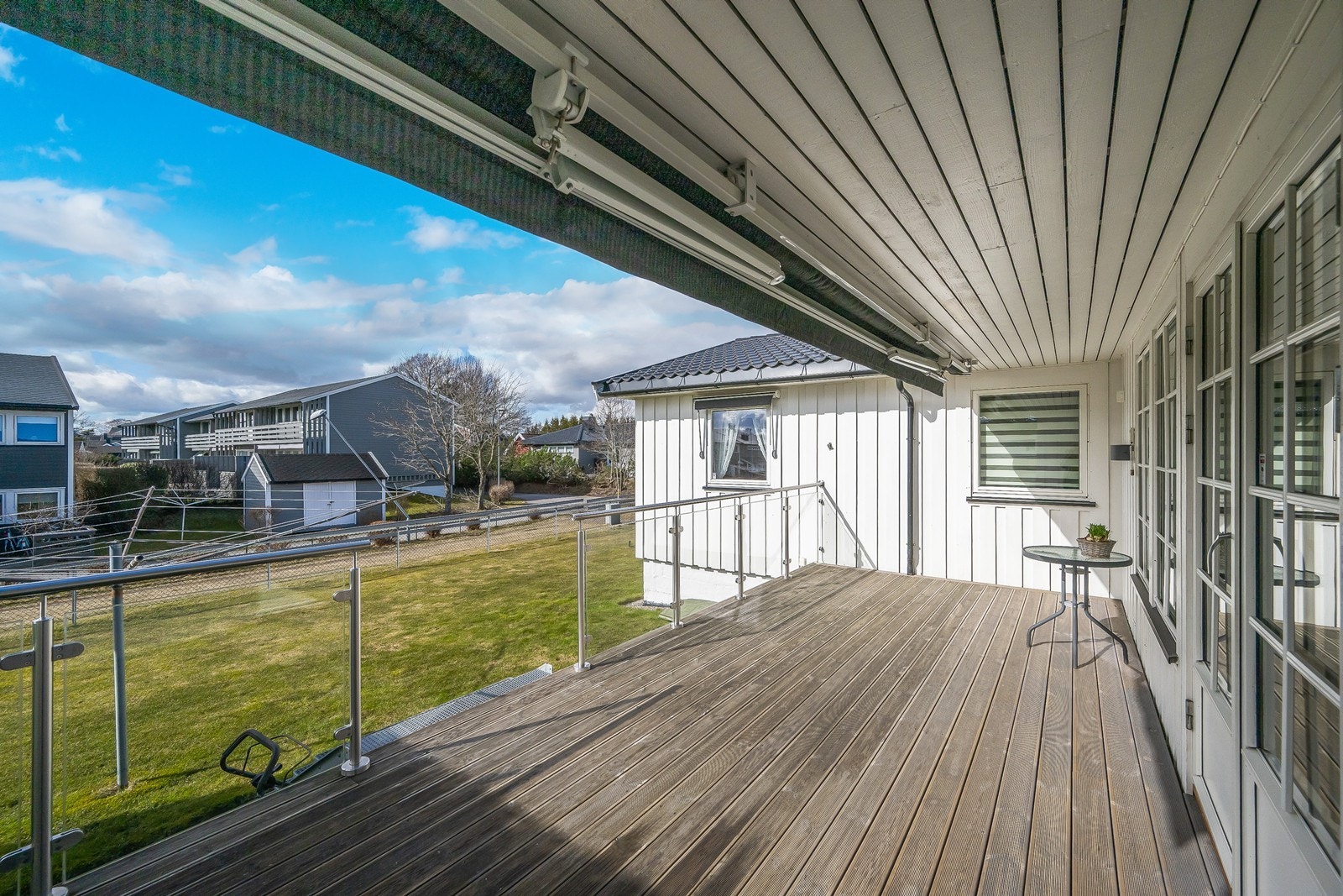 Delvis overbygd skjermet terrasse med markise. Galleribilde