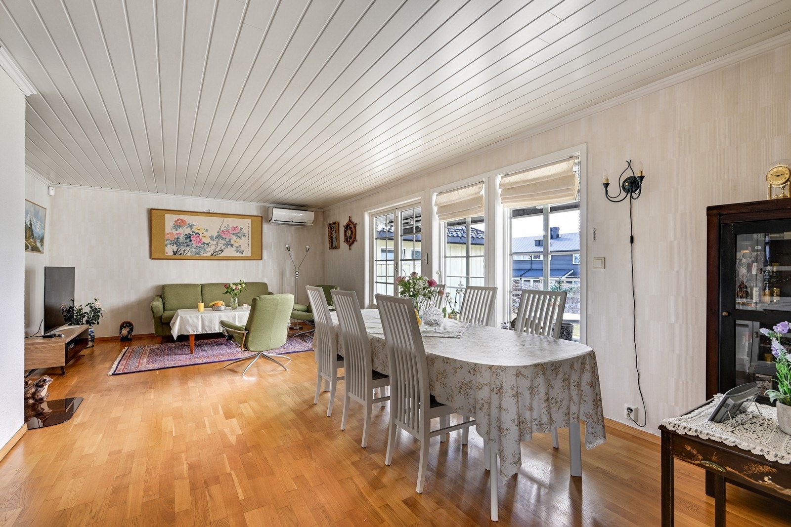 Hyggelig stue/spisestue med peis ovn og utgang til terrasse. Galleribilde