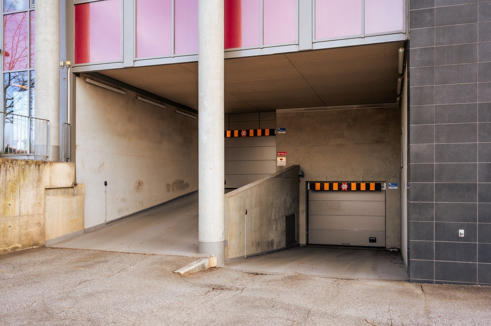 Borettslaget har garasjeplasser som leies ut etter ventelister. Hver beboer får parkeringsbevis for utendørs parkering Galleribilde
