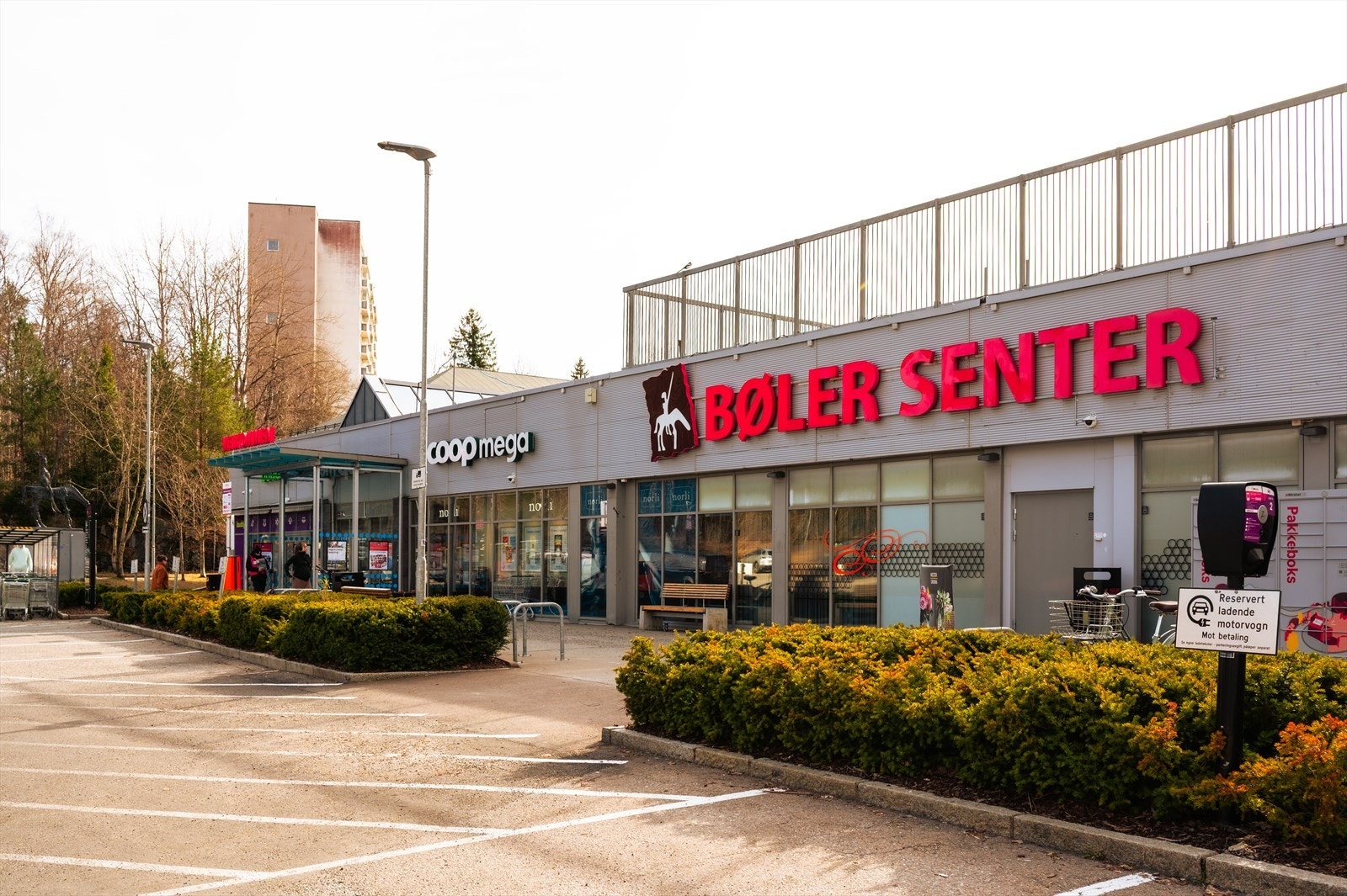 Bøler senter hvor du finner bl.a. Coop Mega, Vinmonopol, apotek, lege, tannlege, fysioterapaut, treningssenter og flere hyggelige serveringssteder Galleribilde