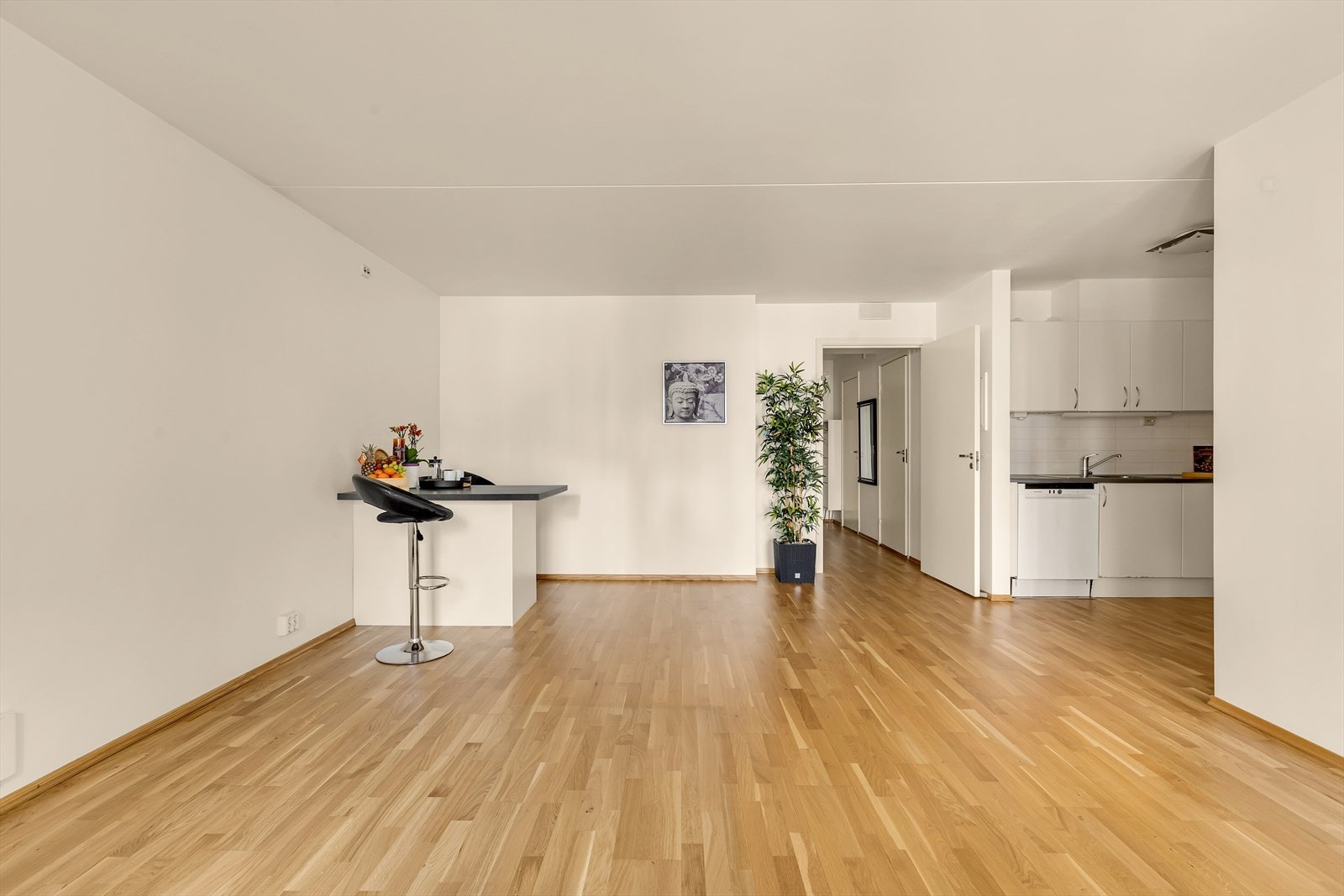 Stuen har god bredde og egner seg for en romslig sittegruppe Galleribilde