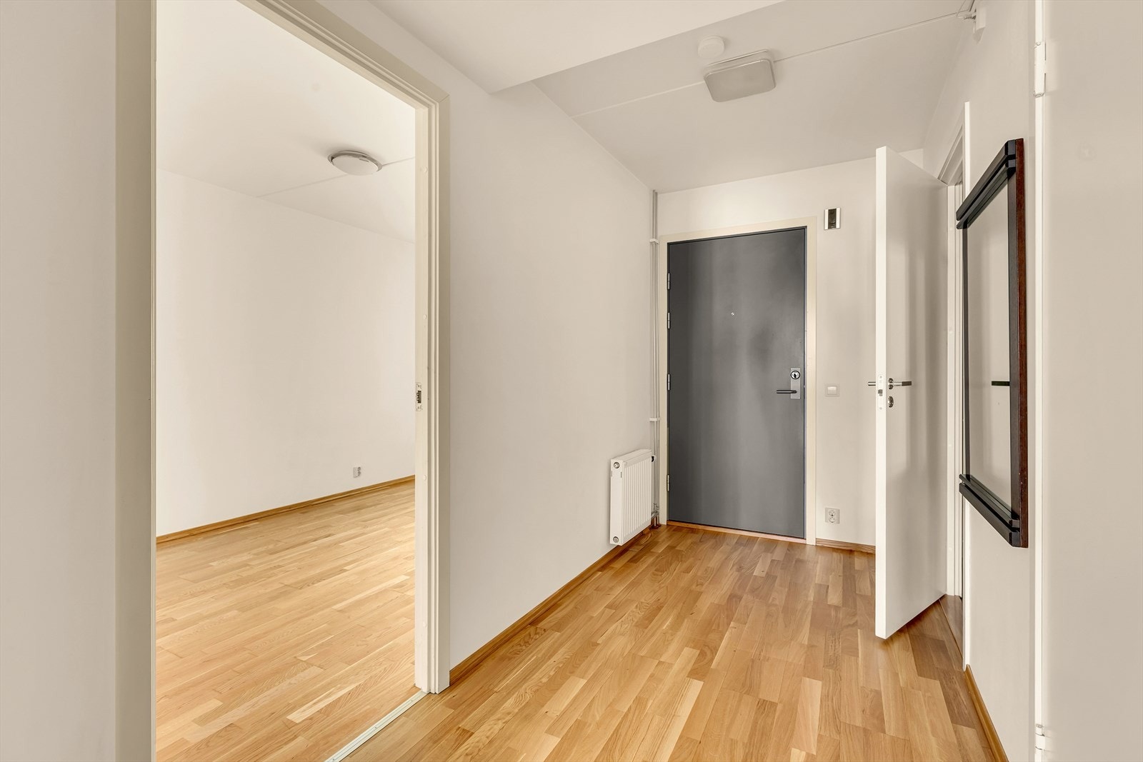 Entré med adkomst videre til boligens oppholdsrom og soverom Galleribilde