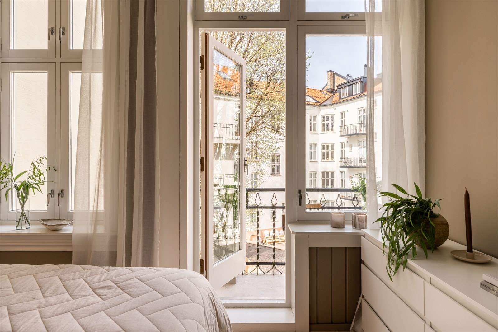 Soverom og vestvendt balkong vendt mot bakgård. Galleribilde