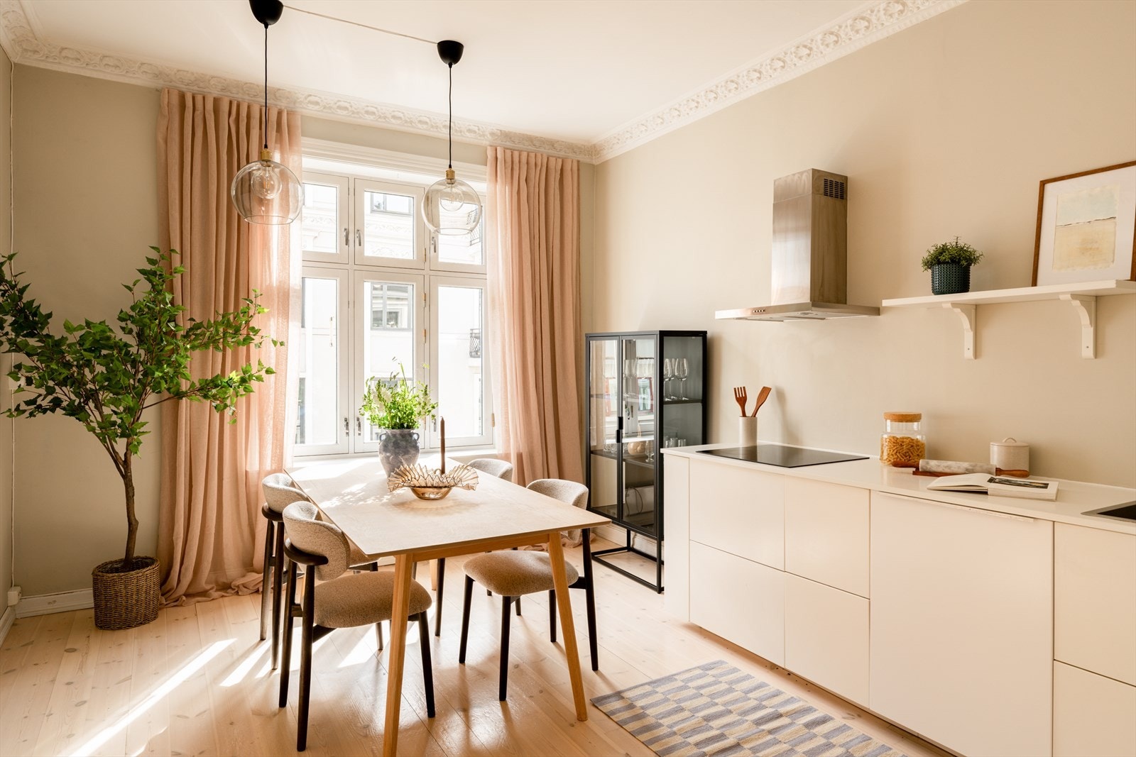 Nydelig kjøkken med god plass til spisebord i naturlig tilknytning til stue. Galleribilde