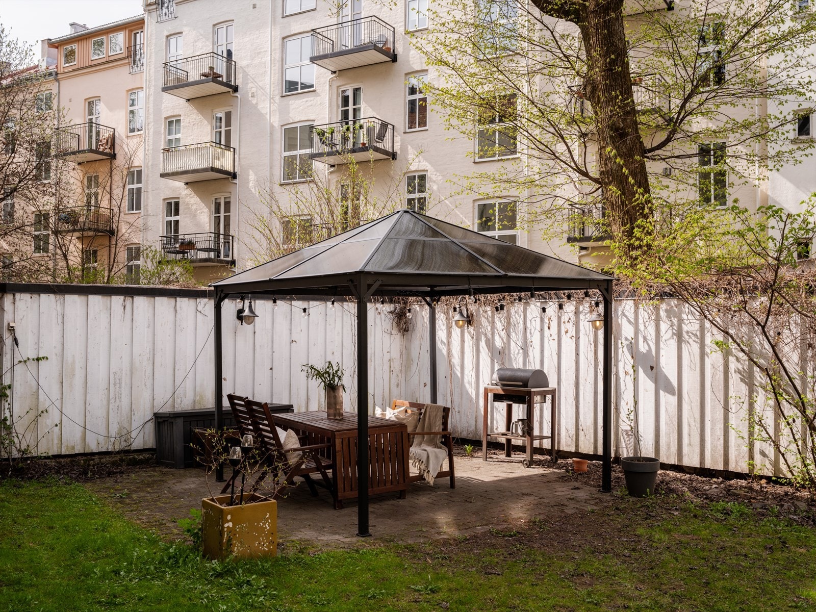 Det er tilgang på en skjermet, felles bakgård med bl.a. diverse beplantning og steinlagte arealer. Galleribilde