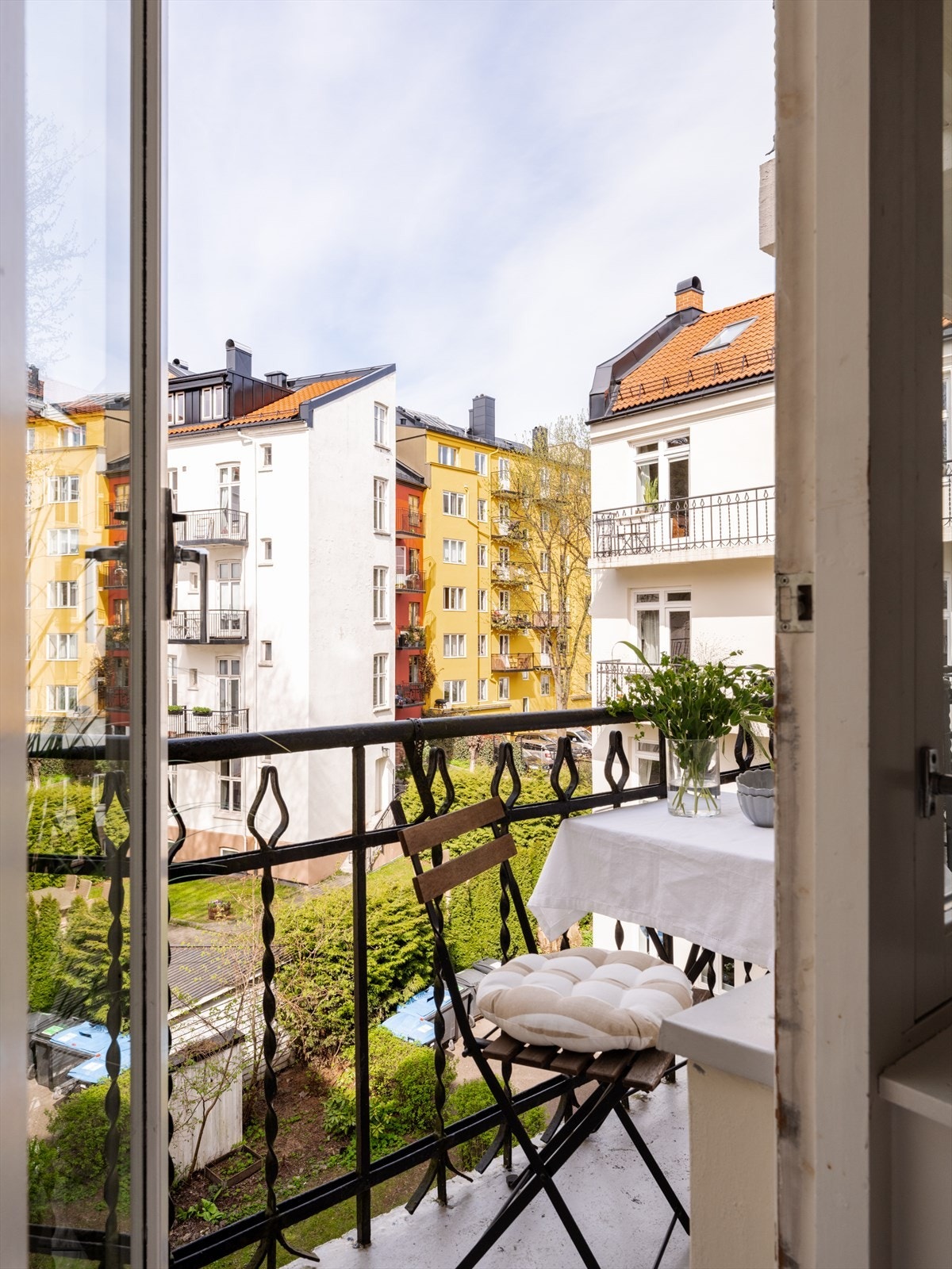Vendt mot en idyllisk felles bakgård. Galleribilde