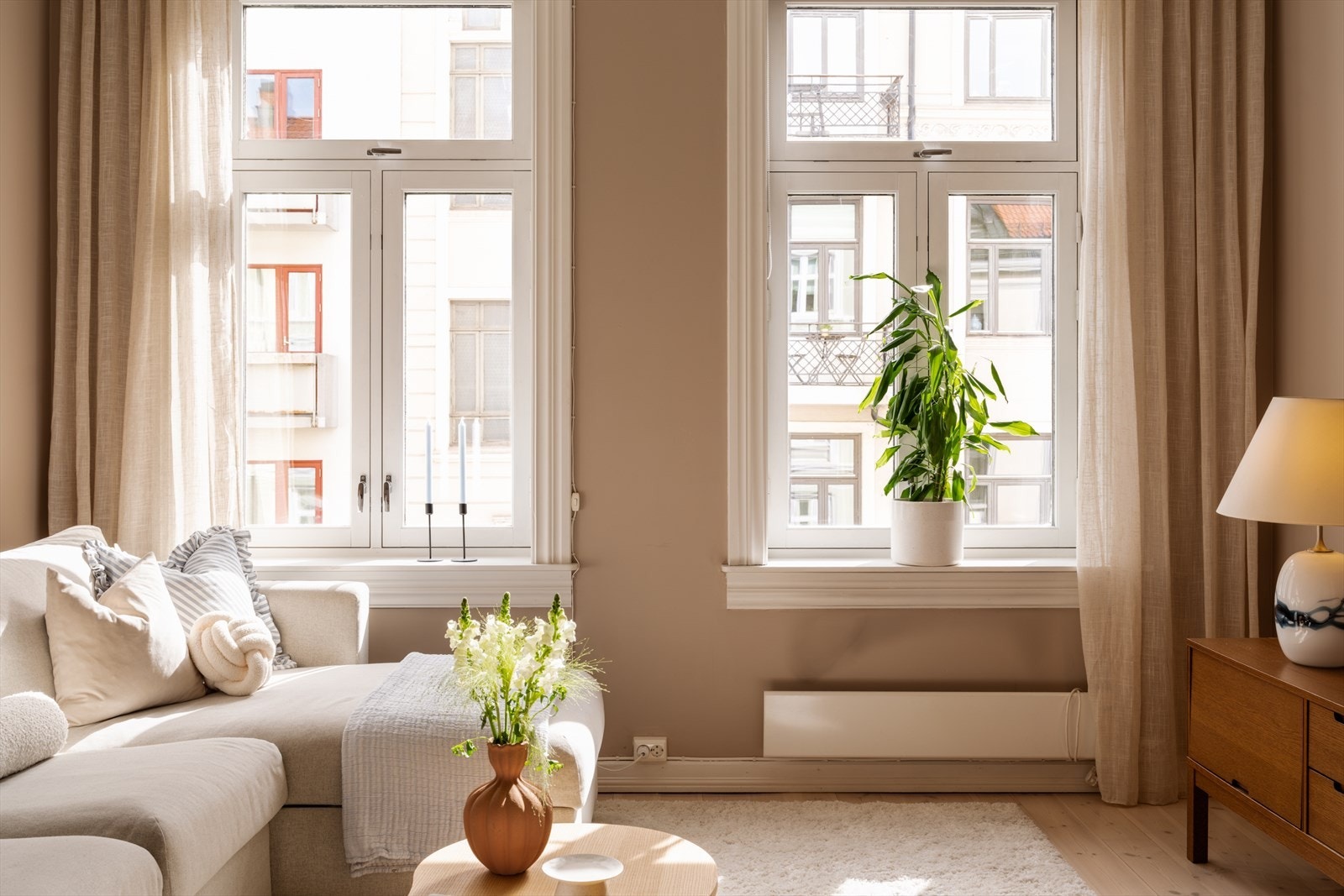 To store vindusflater gir rikelig med naturlig lys. Galleribilde
