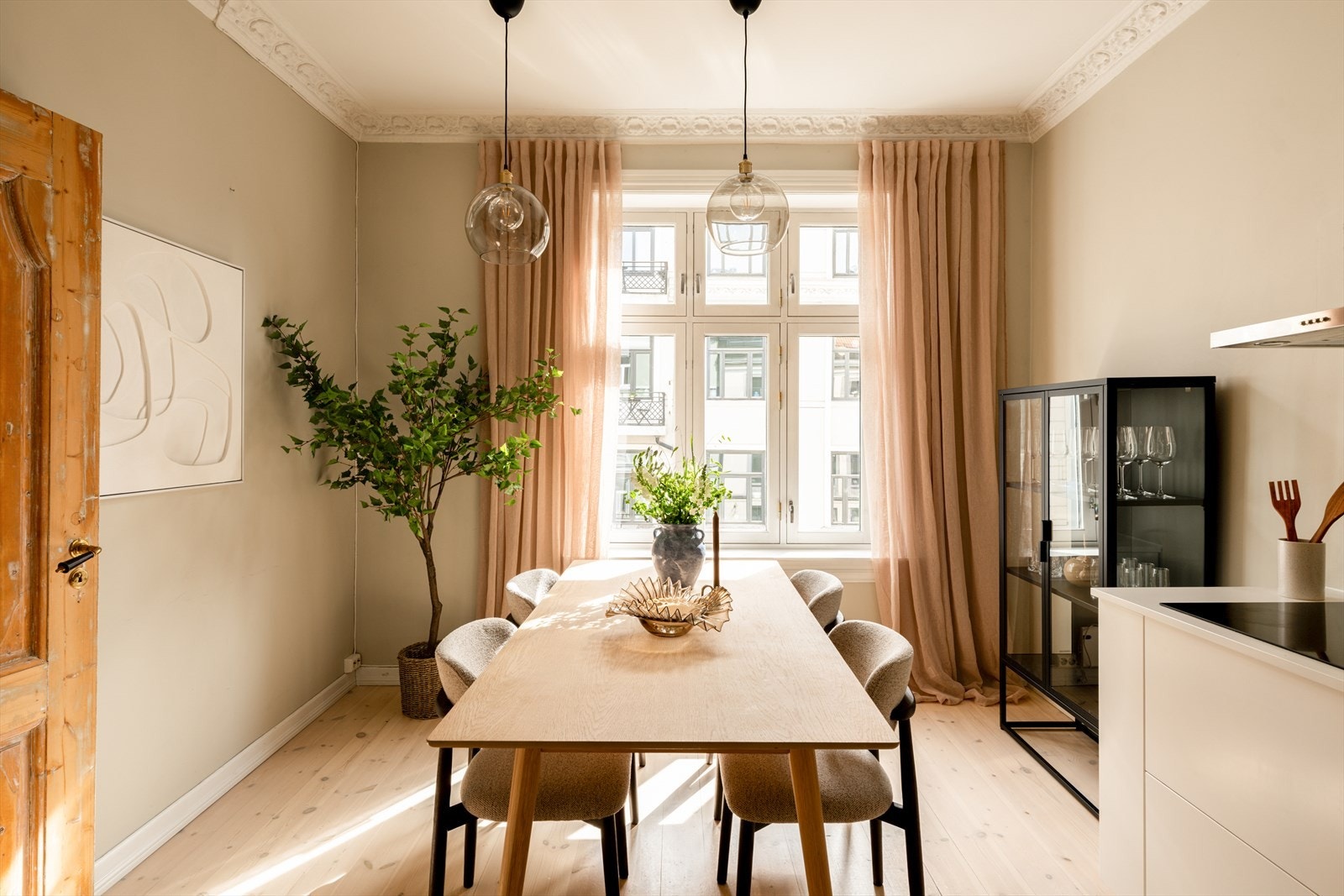Nydelig kjøkken med god plass til spisebord. Galleribilde