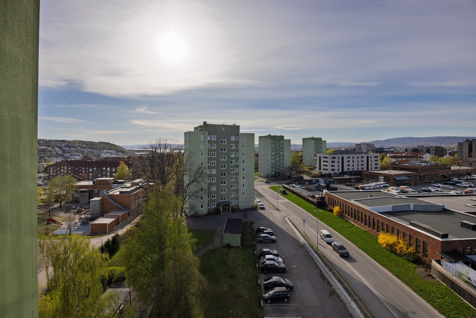 Vidstrakt utsikt fra stue og balkong. Galleribilde