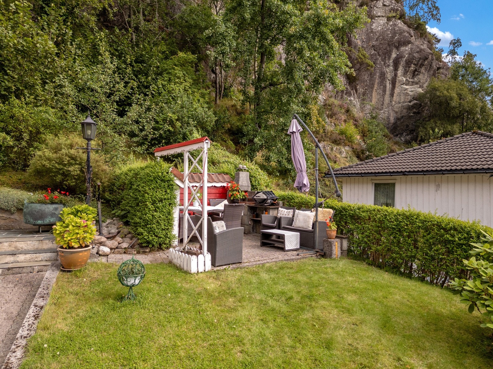 - Pent opparbeidet hage med flotte solrike uteplasser - Galleribilde