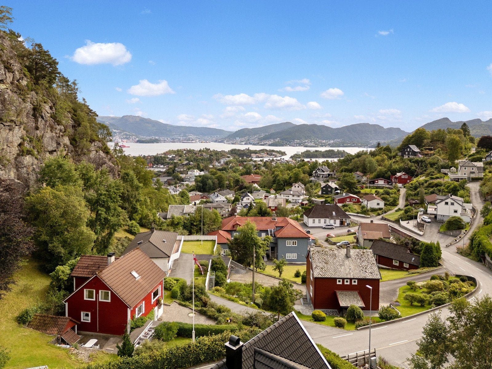 - Stor tomt som er pnet opparbeidet, kort avstand til skole, barnehage, butikk og idrettsanlegg - Galleribilde