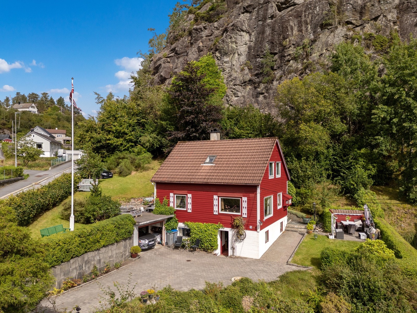 - Det er garasje samt biloppstillingsplass på eiendommen - Galleribilde