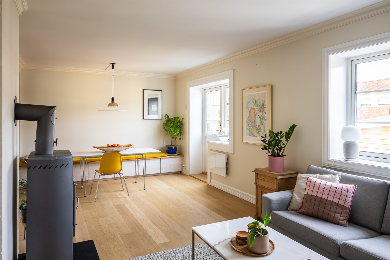 Utgang fra stuen til boligens uteplass. Galleribilde