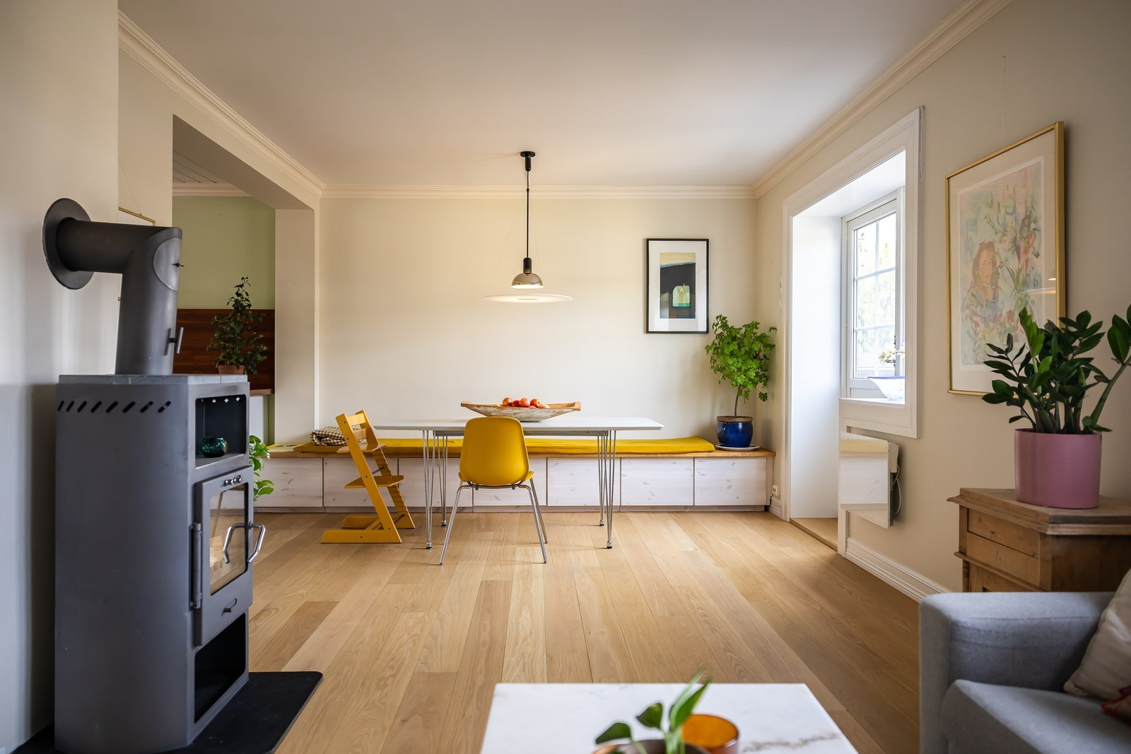 Store vindusflater sørger for mye sollys inn i rommet. Galleribilde