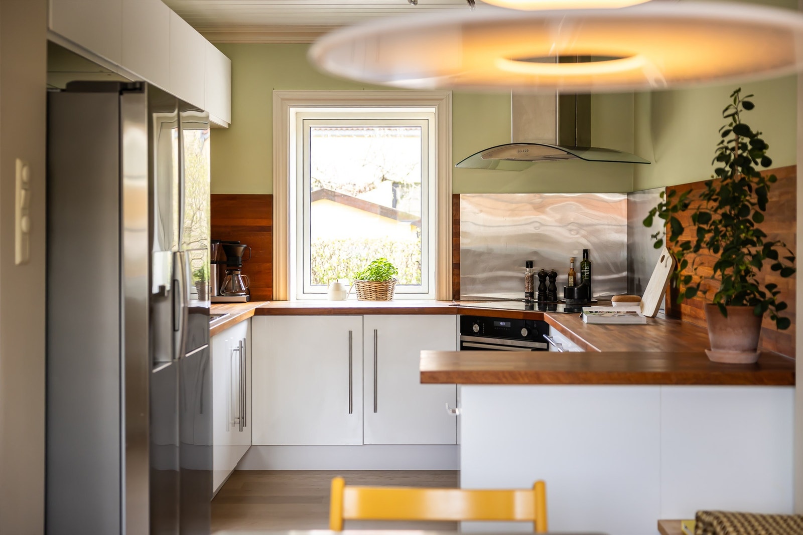 Kjøkkenet har innredning fra Ikea med benkeplate av heltre og glatte fronter. Galleribilde