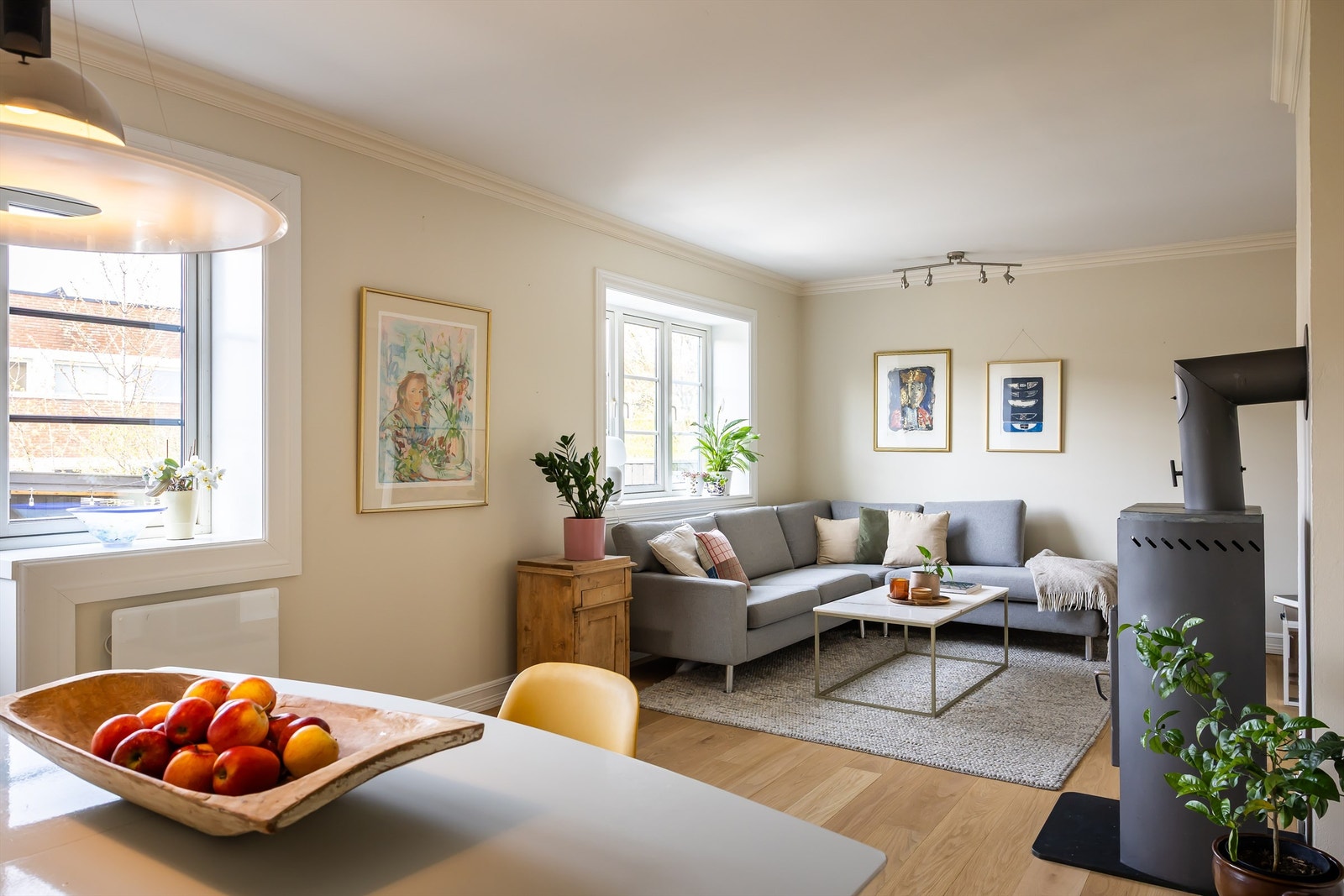 Dette er en unik og tilbaketrukket townhouseleilighet over to plan, med attraktiv beliggenhet i Grønvold Hageby. Galleribilde