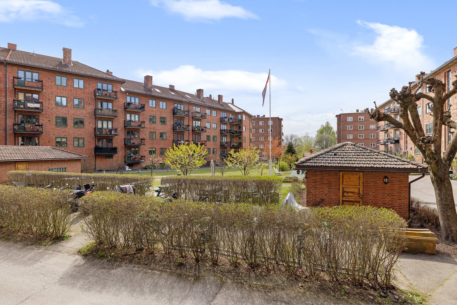 Balkongen har en grønt og fint utsyn vendt mot hyggelig bakgård. Galleribilde