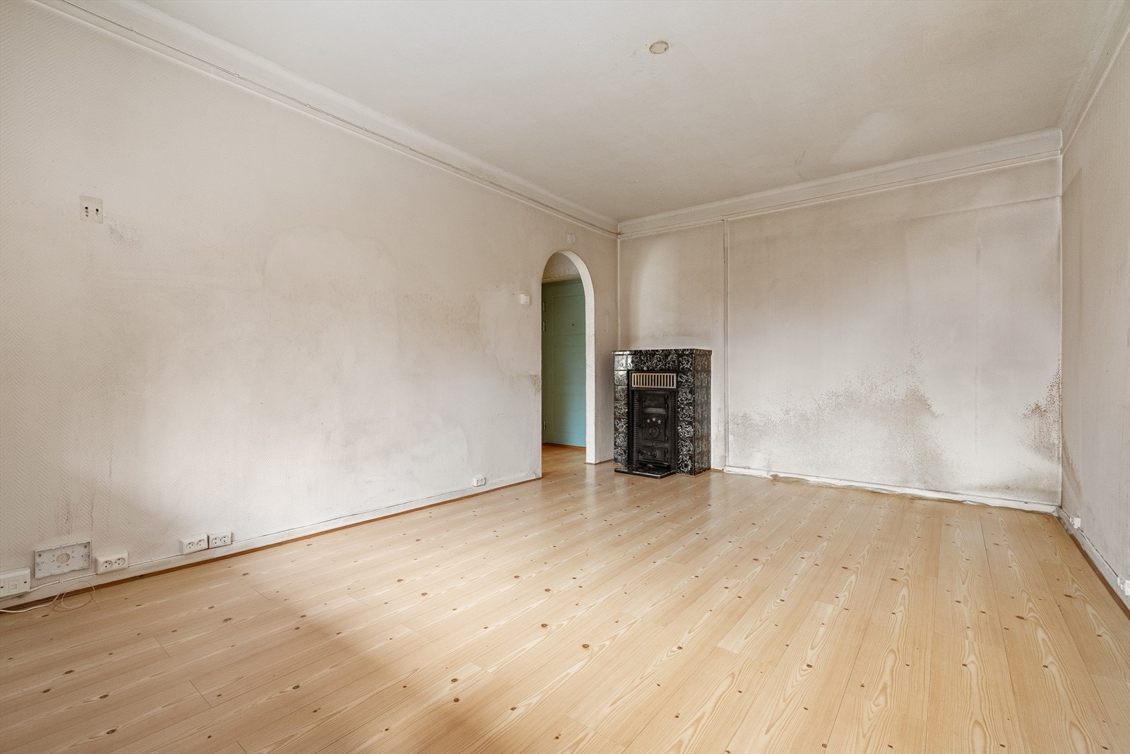 Boligen er et oppussingsobjekt med stort potensial, perfekt for deg som ønsker å skape ditt eget hjem eller som en investeringsmulighet. Galleribilde